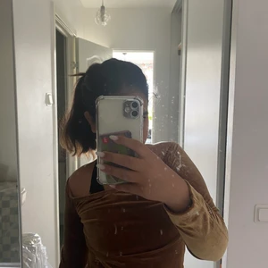 Brun långärmad topp  - Säljer denna bruna topp som passar perfekt till sommaren:) den är tyvärr lite för stor i min storlek. (160 cm)