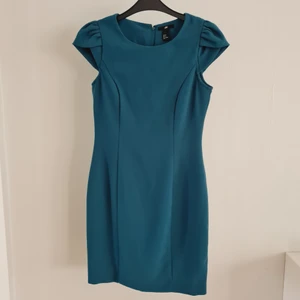 H&M Dressad fodralklänning  - Fin fodralkänning i mörkt turkosblå i stlk 38, fint skick. 60 kr exkl frakt