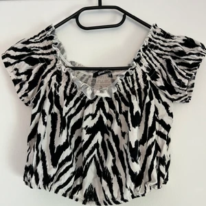 Crop top i zebramönster  - Zebramönstrad crop top från Gina Tricot