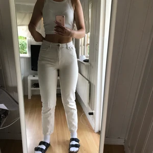 LJUSA JEANS FRÅN LINDEX - Riktigt fräscha jeans från Lindex. Fin passform och jättefina till sommaren🌞 Köptes för 399, säljs för 99!