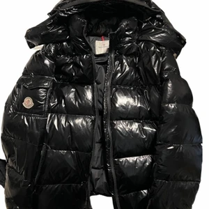 Moncler maya jacka XL - Välanvänd jack finns ett hål i höger ficka som Kan lagas enkelt. Sen så finns det bara två knappar till luvan och så är den sydd innuti. 