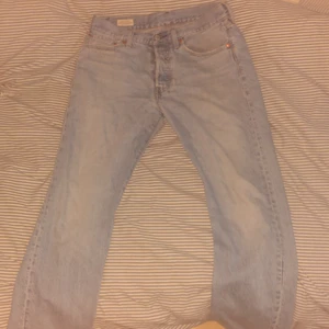 Levis 501 jeans - Säljer dessa snygga jeans då de inte passar längre. Skitsnygg ljusblå färg. Perfekt till sommaren. Storleken är W:31 L:30 (nypris 1200)