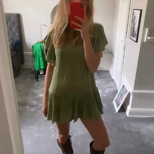 Zara volangklänning - Säljer denna superfina klänningen från zara då den dessvärre inte kommer till användning,  aldrig använd och i nyskick! 