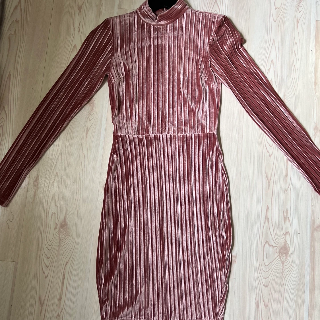 Rosa sammetsklänning Rebecca Stella 