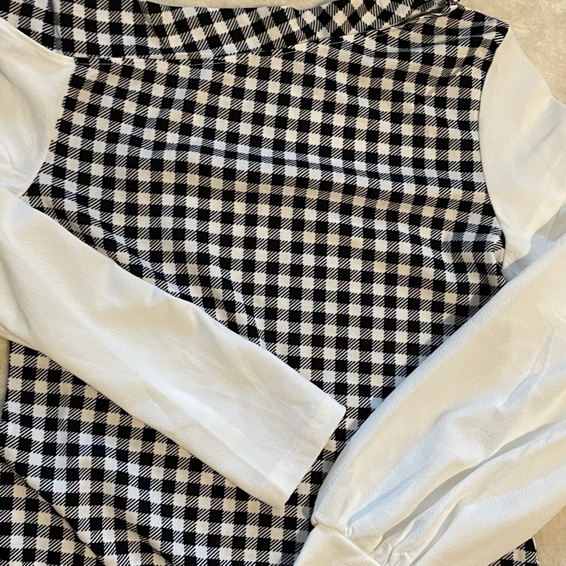 Svart, vit klänning  - 90