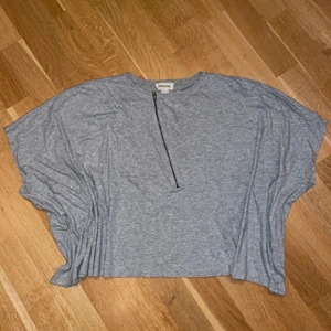 Diesel, grå oversize T-shirt med diagonal dragkedja, M - Grå oversize T-shirt med snygga detaljer från Diesel, storlek M. 