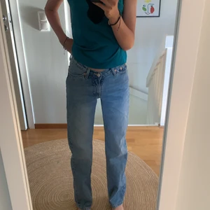 Jätte fina jeans från weekday - Säljer mina jätte fina jeans från weekday som är lågmidjade köpte nyligen men aldrog använt köpte för 600kr och säljer för 200kr (pris kan diskuteras) köparen står för frakten 