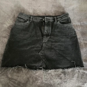  Kjol  - Säljer den jätte fina Jeans kjolen som är köpt från monki, säljer pågrund utav att den tyvärr är alldeles för stor, den är andvänd några gånger men är fof i toppen Skick💕