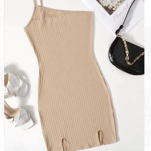 Klänning  - Jätte fin beige klänning från shein med en ärm💗