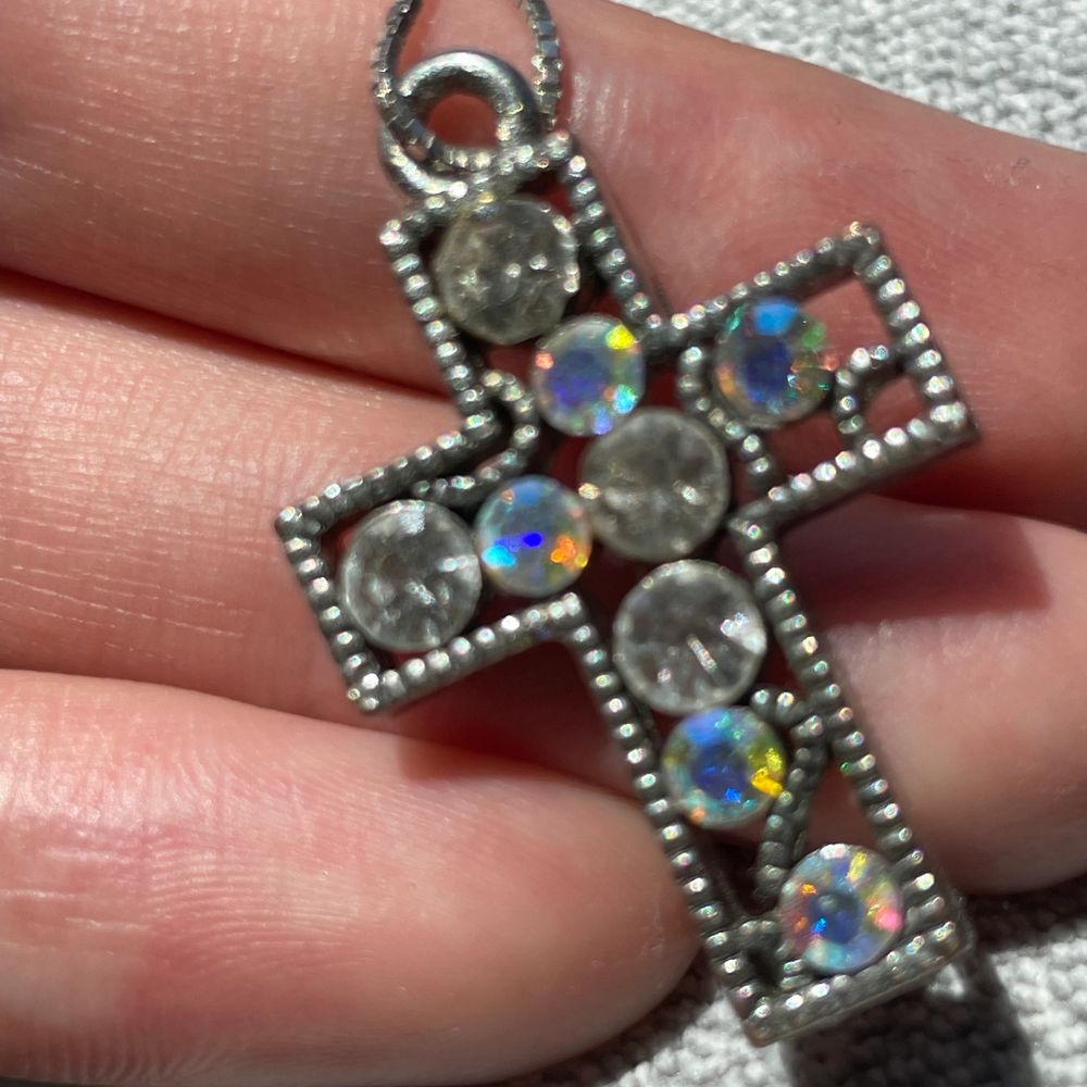 Snyggt kors-hänge med ”diamanter” som glimrar vackert i solen! I fint skick! (halsbandet ingår ej, bara hänget). Accessoarer.