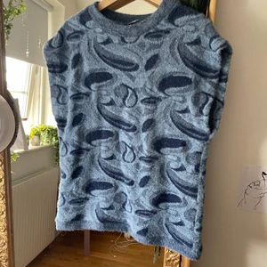 Zara väst i fint mönster  - Kanppt använd stickad väst 