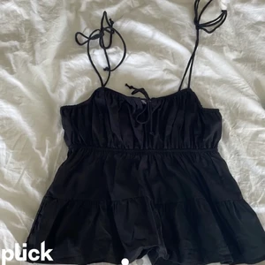 Tröja - Säljer en svart tröja från hm, knappast använd. 