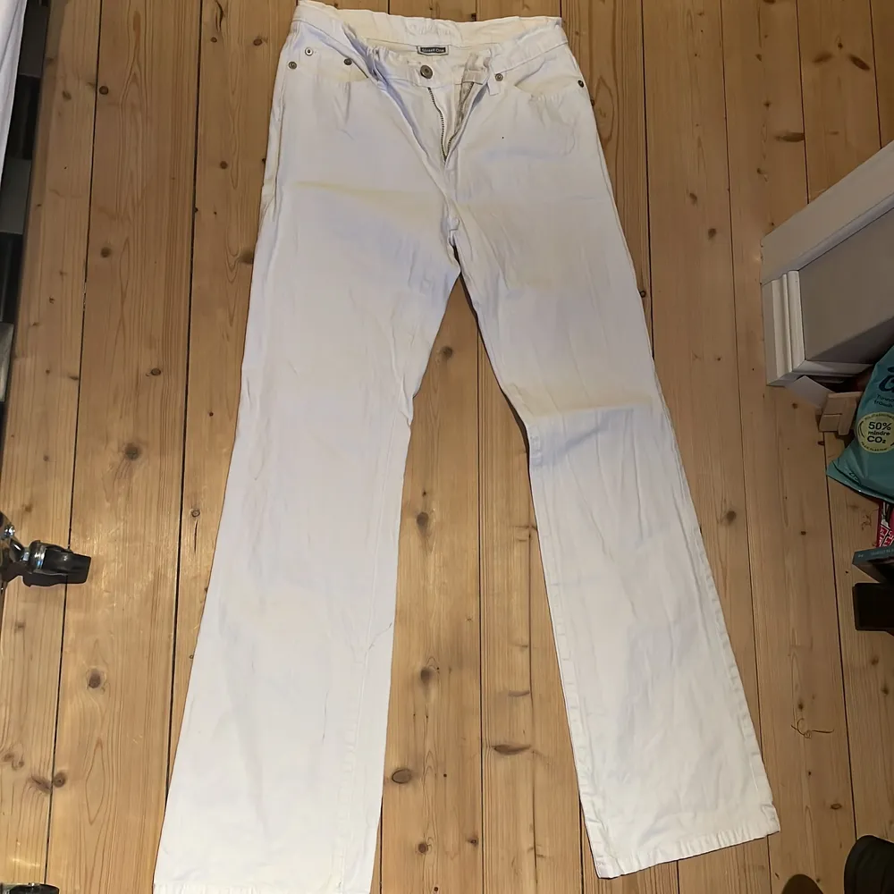 Jättefina vita lågmidjade byxor som tyvärr inte passade mig! Intressekoll på hur mkt folk är villiga å ge åså❤️. Jeans & Byxor.