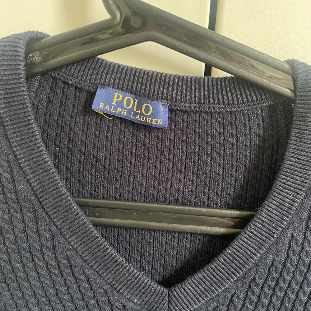 Marinblå Ralph Lauren sweatshirt. Köparen står för frakt och priset kan diskuteras.. Tröjor & Koftor.