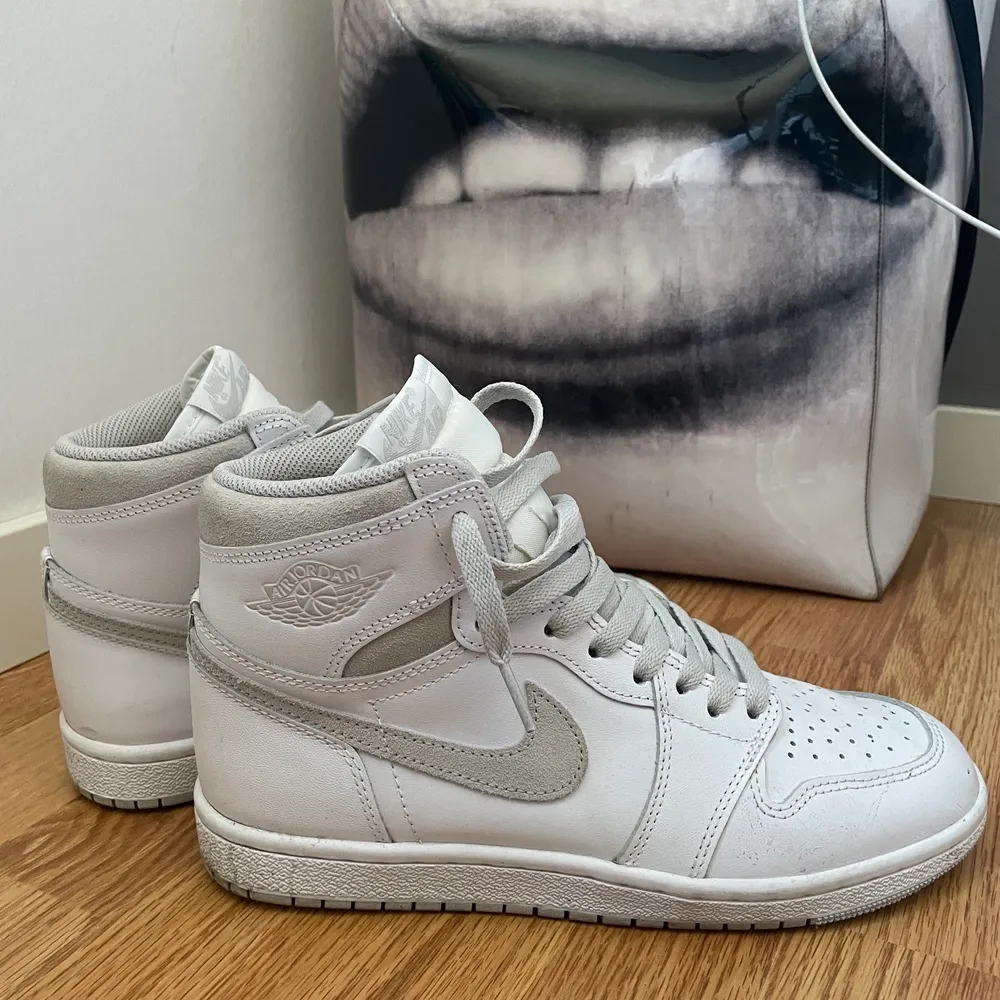 Air Jordan 1 High 85 in the neutral grey colorway. Good condition  US 7.5 - EU 40.5 Everything OG included of course. Skor.