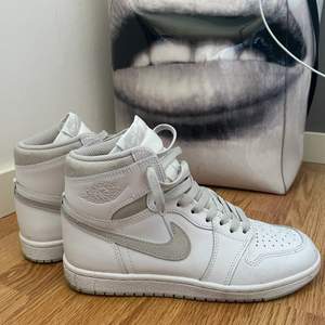 Air Jordan 1 High 85 in the neutral grey colorway. Good condition  US 7.5 - EU 40.5 Everything OG included of course