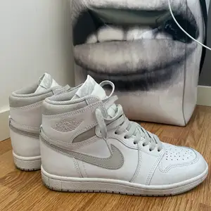 Air Jordan 1 High 85 in the neutral grey colorway. Good condition  US 7.5 - EU 40.5 Everything OG included of course