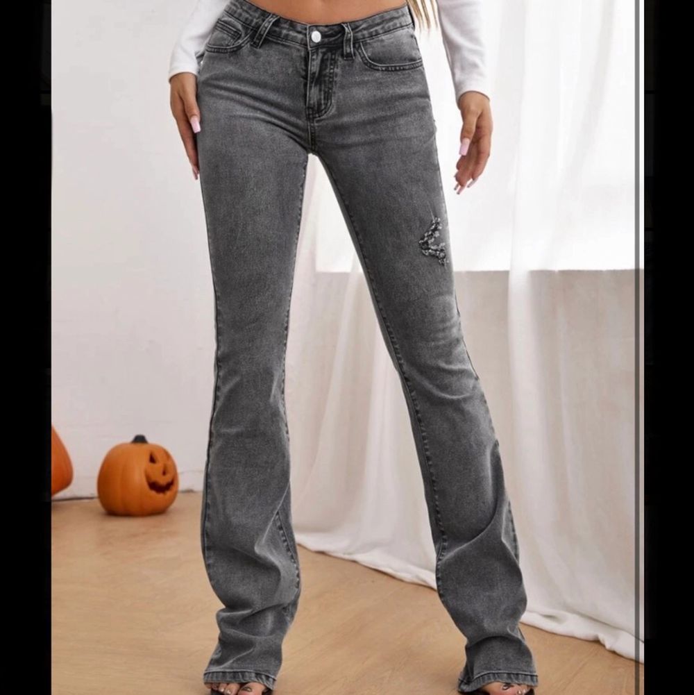 Säljer dessa lowrise gråa jeans från Shein🤍 De är i storlek 38 och i bra skick, dock är tyget av tunnare material. Helt oanvända förutom att de har tvättats när jag fick hem dem. Ordinariepriset är 219kr, köparen står för frakt💓☺️. Jeans & Byxor.