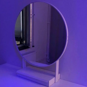 Spegel - Spegel man kan använda som smink spegel. Inte alls skadad eller smutsig.