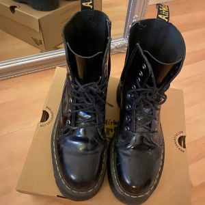 Dr. Martens kängor - Säljer dessa coola kängor från Dr. Martens då de är lite för stora och inte kommer till användning. I storlek 40!! Köpt i butik och knappt använda alltså väldigt bra skick💕 Hör av dig för frågor mm😊