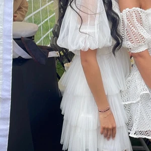 Vit klänning - Vit By Malina klänning, insydd till en 34 ungefär, mycket bra skick, använd endast en gång. Pris kan diskuteras 