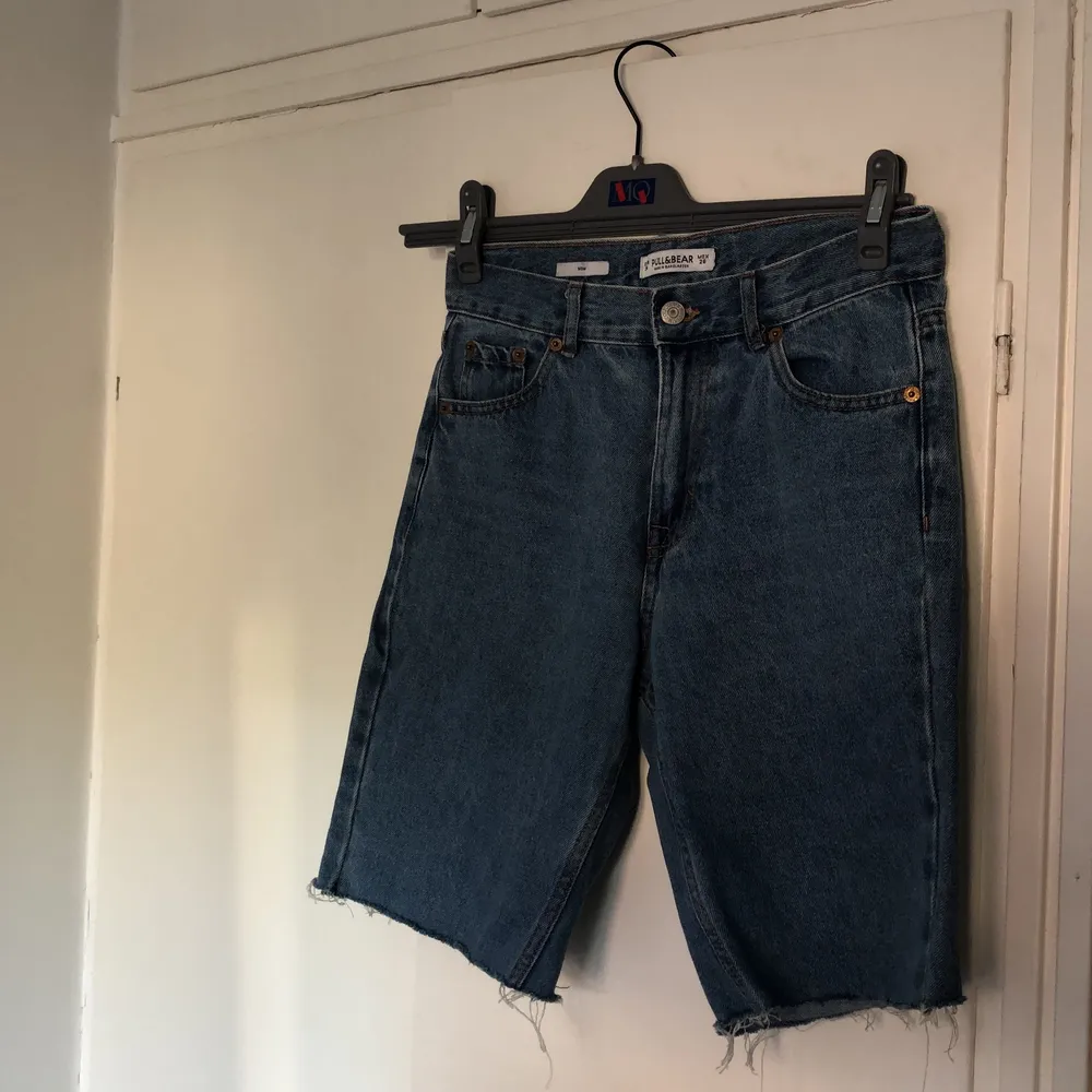 Jeansshorts som jag klippt själv från ett par pull&bear jeans. Säljer då de inte kommer till användning. Storleken är 36!❤️❤️❤️❤️❤️ De kostar 100 kr plus frakt som betalas av köparen. Hör av dig om du har några frågor! Det . Shorts.