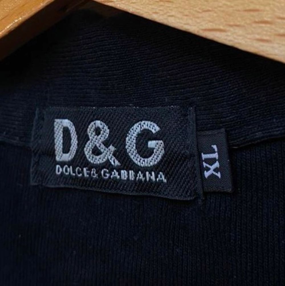 Fet D&G tröja i utmärkt skick som tyvärr inte kommer till användning!!! Storlek XL men passar mer L. T-shirts.
