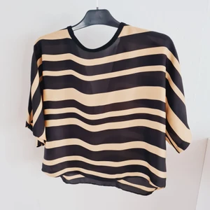 Mango blus - Vi sidenblus i mycket fint skick 75 kr exkl frakt