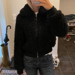 Fluffig jacka🔥💕 - Så snygg och gosig jacka i jättefint skick, sparsamt använd 😍💞