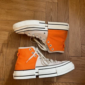 Converse X Feng Chen Wang sneakers - Ett samarbete mellan Converse och designern Feng Chen Wang. Skorna är i fint skick och sköna att gå i! 🧡