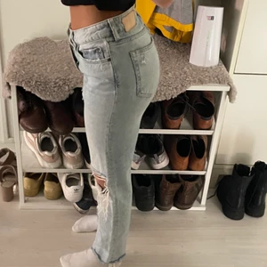 Lågmidjade jeans - Lågmidjade skit snygga jeans med hål på knänen!! Sköna sitter som dem ska, säljer för dem inte används då jag har andra jag använder mer!! Köparen står för frakten