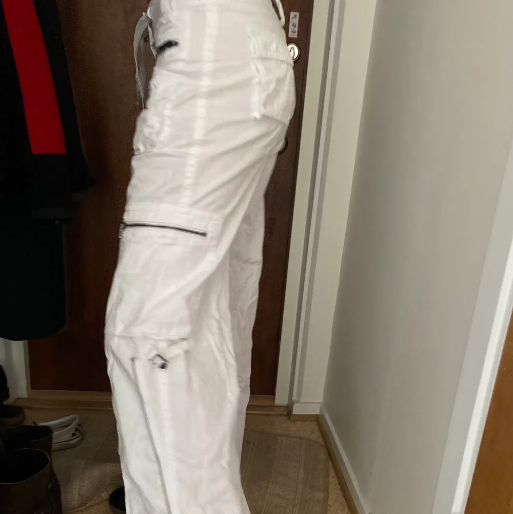  FÖR ATT KÖPA: WIGI_COLLECTIVE på instagram  White low waist cargo pants with zippers, Vintage Calvin Klein I am 177cm and wear a size S . Jeans & Byxor.