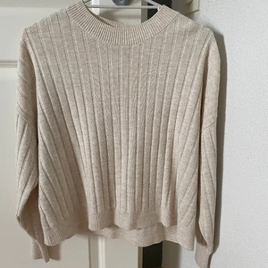 Tröja - Säljer en jättefin tröja från only.  Använd ett par gånger, jättefint skick. Färgen är beige
