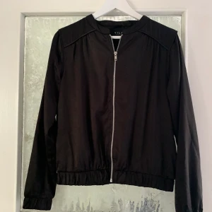 Tunn jacka - Svart lite skimmrig tunn jacka från Vila. Perfekt på sommaren eller att styla till ett linne. Helt oanvänd.