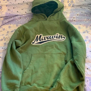 oversized hoodie - grön oversized hoodie 💕💕 Storlek M och sitter oversized på mig som är en XS 💕 DIREKT PRIS - 400kr + frakt! (vintage)