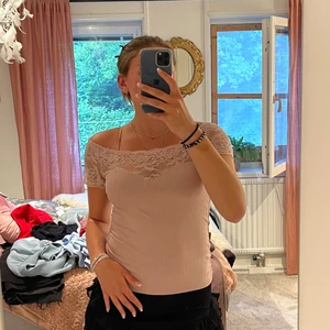 Ljusrosa kortärmad t-Shirt storlek M - Säljer min sköna väldigt mjuka ljusrosa t-shirt från PIGALLE i storlek M, använd få gånger och i super bra skick! Super mjuk och skönt material och inga lökringar!💗😍