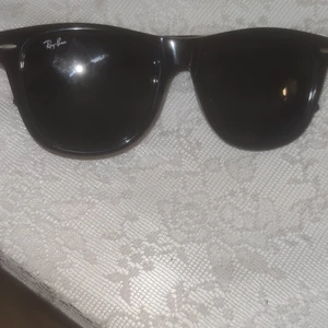 Solglasögon  - Använda ett par gånger säljes för 300 kr