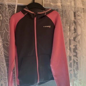Rosa/grå zip up hoodie  - Jag säljer en fin zip up hoodie i färgen rosa och grå. Super bra att springa i ute och allmänt att ha den. Värmande och mycket fin. Säljer den eftersom jag inte använder den längre 