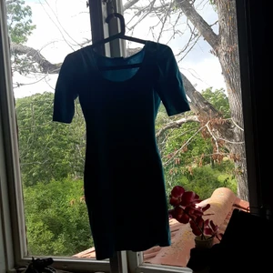 Blå klänning strl xs - Jätte snygg klänning! Storlek xs, den är i fint skick och endast använd ett fåtal gånger😊 hör av er vid intresse