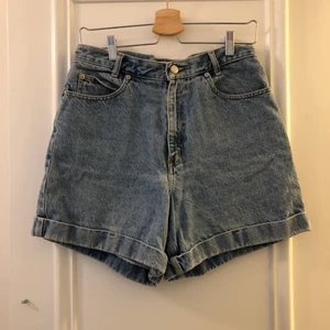 Jeansshorts - Rejäla shorts i denim, 100% bomull. Ca strlk S-M, skicka DM för mer specifika mått. 