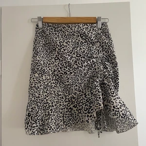 Kjol i strl Xs (34) - Fin kjol i strl Xs (34) med snöre på sidan. Fint skick! Finns en liten fläck på baksidan, kan gå bort i tvätten. Inget man tänker på, kan skicka bild vid intresse.