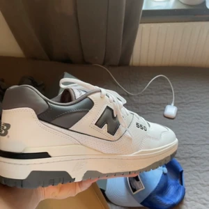 New balance 550 - New balance 550 grey white black  ett par sneakers som anses lite svårare att få tag i. De är helt oanvända och endast testade. Köpte på paul and friends, Stockholm nk. Kvittot finns och möter/fraktar.   Priset kan självklart diskuteras vid smidig affär!