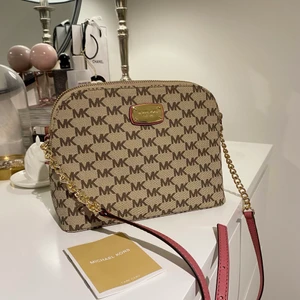 Micheal Kors crossbody - Helt oanvänd Micheal Kors crossbody väska köpt i New York för cirka 1800kr säljes för 750kr💘 fler bilder skickas vid intresse - givetvis äkta! 