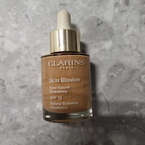 Clarins foundation färg: Cappucino - Clarins foundation färg: Cappucino. Sparsamt använd. Köpt på kicks för 450kr