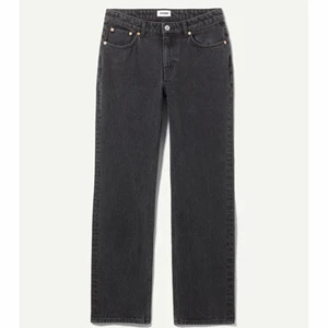 Jeans - Säljer mina älskade jeans från weekday i modellen ”Pin mid straight jeans” då de blivit lite små. Orginalpris:550kr,,                                    ❗️Köparen står för frakt❗️