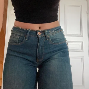 Blåa HENRY I. SIEGEL jeans - Blåa lågmidjade HENRY I SIEGEL jeans. Raka. I fint skick, knappt använda. I storleken W.27  L.34 