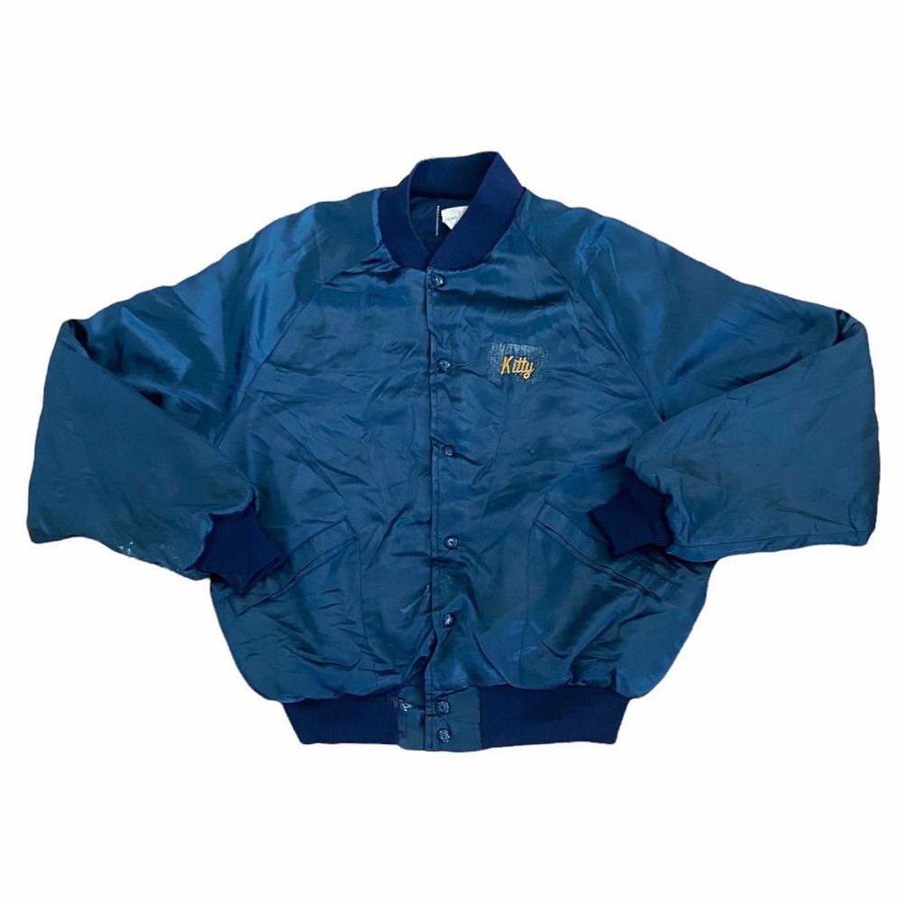 King Louie United Garment Workers Of America Jacka Vintage 90âs Unisex đșđž Pris: âą 450kr Stl: L Bredd 63cm LĂ€ngd 63cm Kontakta mig för mer info đ. Jackor.