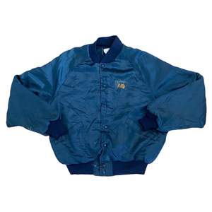 King Louie United Garment Workers Of America Jacka Vintage 90’s Unisex  🇺🇸   Pris: • 450kr Stl: L Bredd 63cm Längd 63cm Kontakta mig för mer info 😀