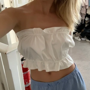 Siden topp strl s - Säljer denna fina topp från born in Stockholm! Perfekt till en kjol eller jeans! Strl s