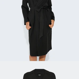 Kappa - Säljer nu denna kappa från bik bok då den inte används, storlek s men sitter bra på mig med M. Ny pris på den är 499kr men säljer de. För 250kr( köparen står för frakt) den är inte sliten eller trasig, några små fläckar som jag kommer tvätta bort☺️💓 